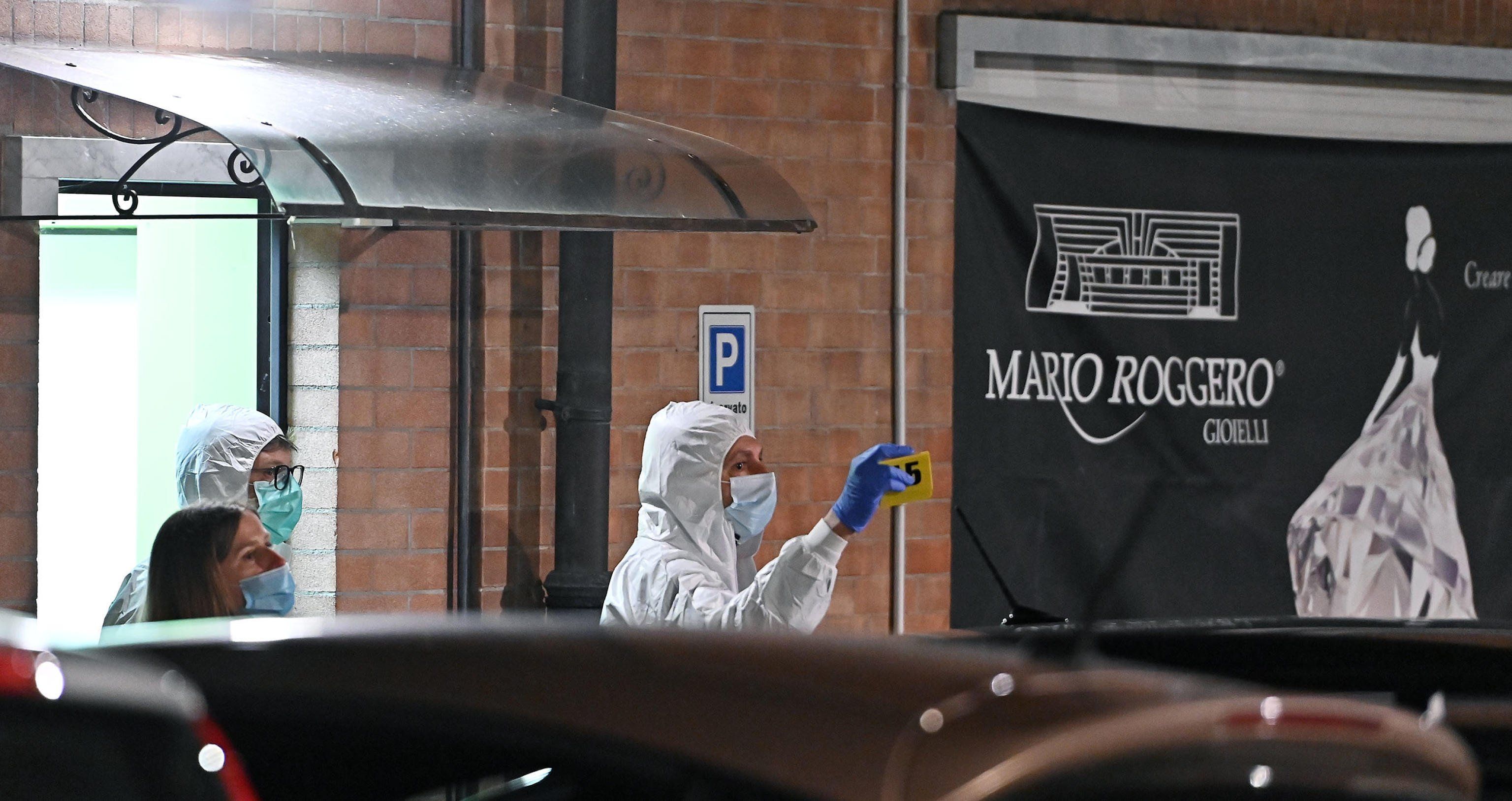 Ai banditi 480.000 euro, alle vittime 7.000