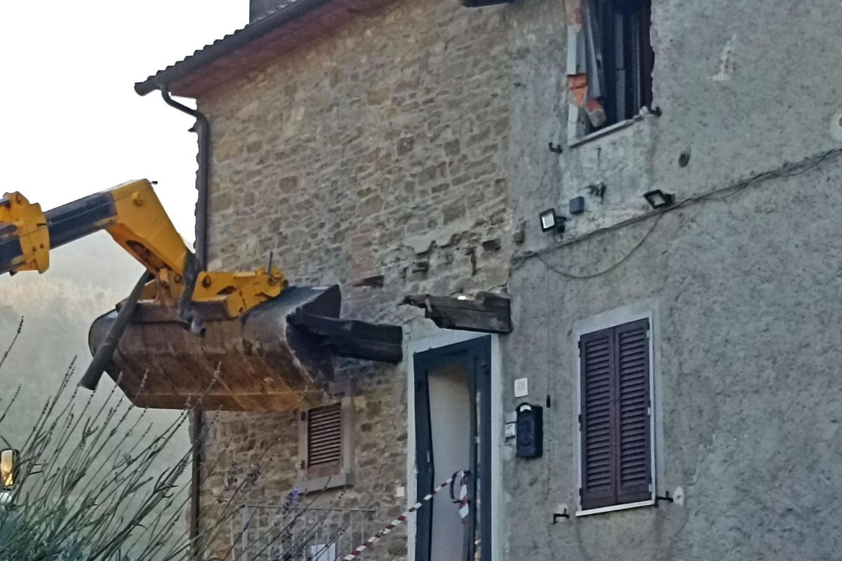 Protesse i suoi dall’albanese in ruspa. Dopo un anno resta sotto indagine