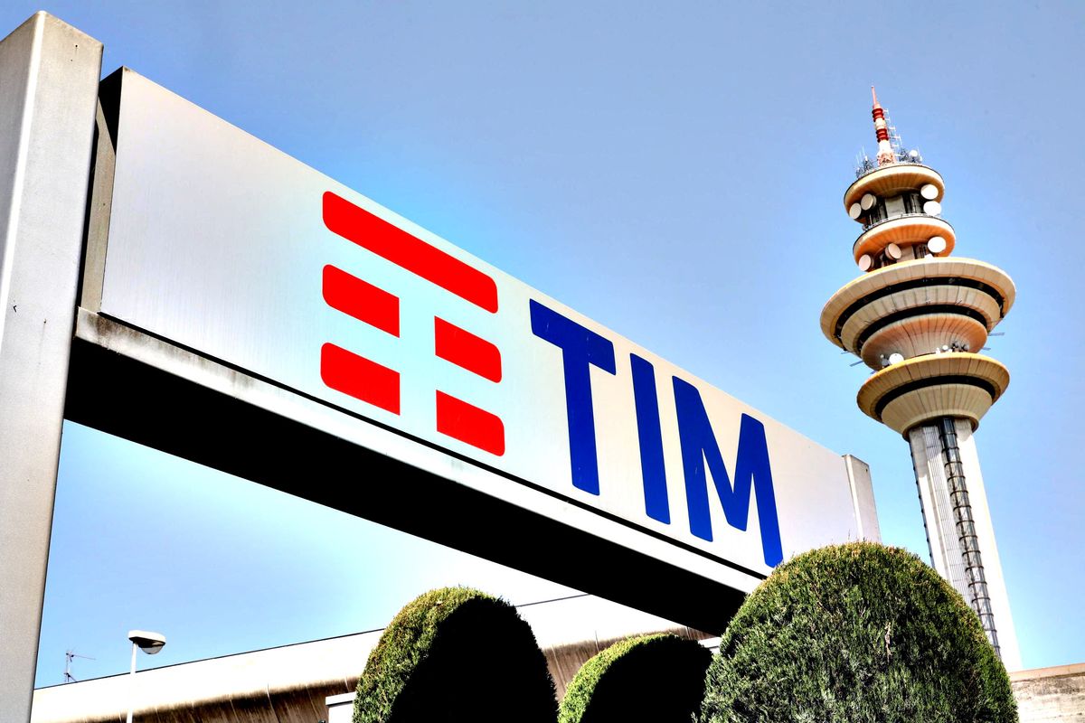 Ribolle la rete Tim. Casse e fondazioni contro le commissioni richieste dal fondo