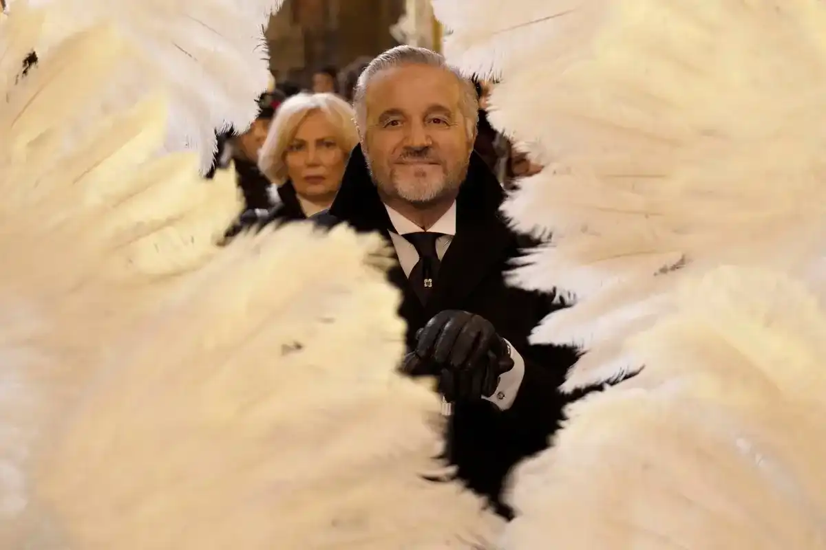 Non è Natale senza De Sica. Su Prime arriva «Gigolò per caso»