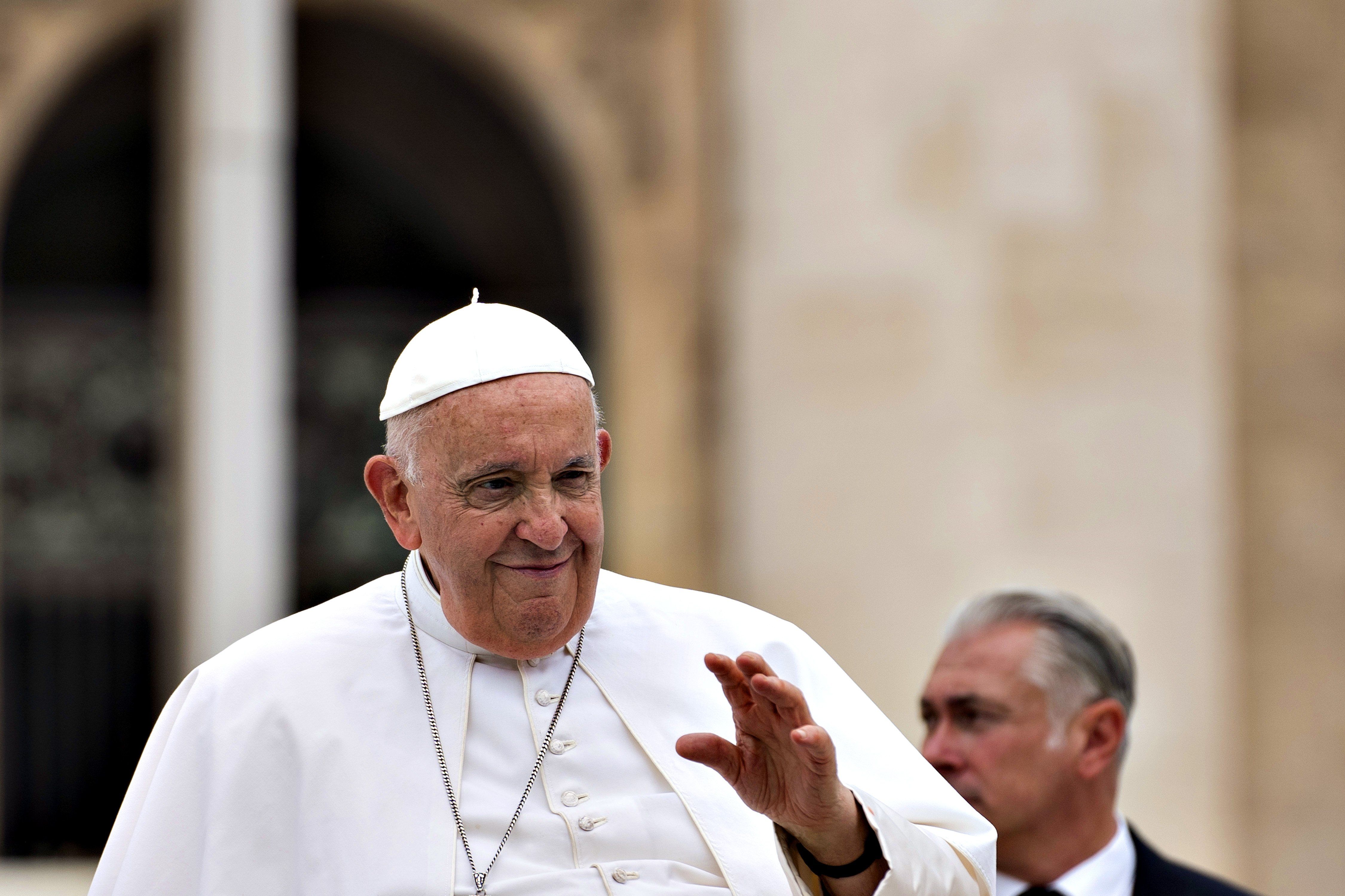 Con la benedizione alle coppie gay il Papa alimenta i venti di scisma