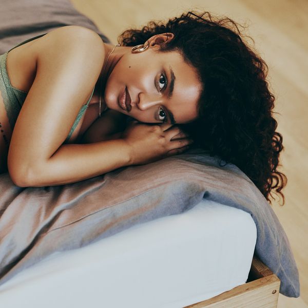 Woman-laying-on-bed
