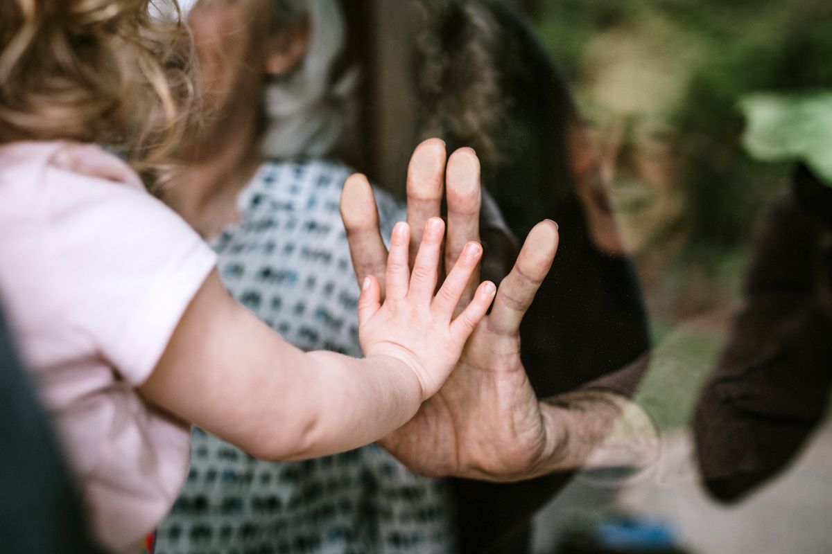 Natale da virostar: «Isolate i nonni e non abbracciateli»