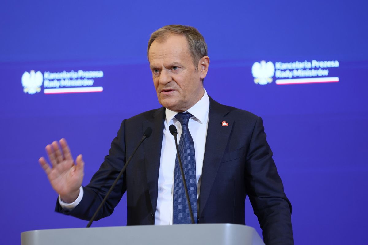 Tusk occupa la tv di Stato e la stampa fa la ola