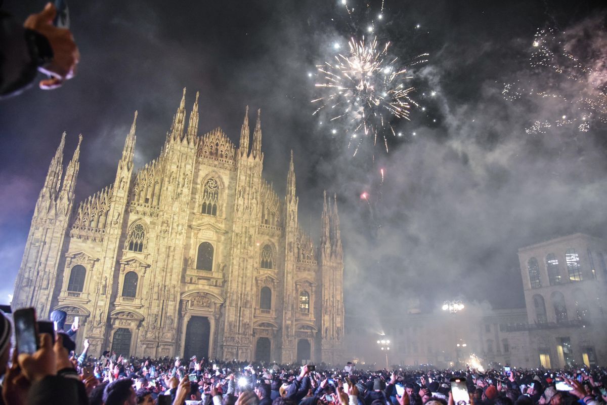 A Milano gli immigrati celebrano la notte di Capodanno lanciando sassi alle forze dell’ordine