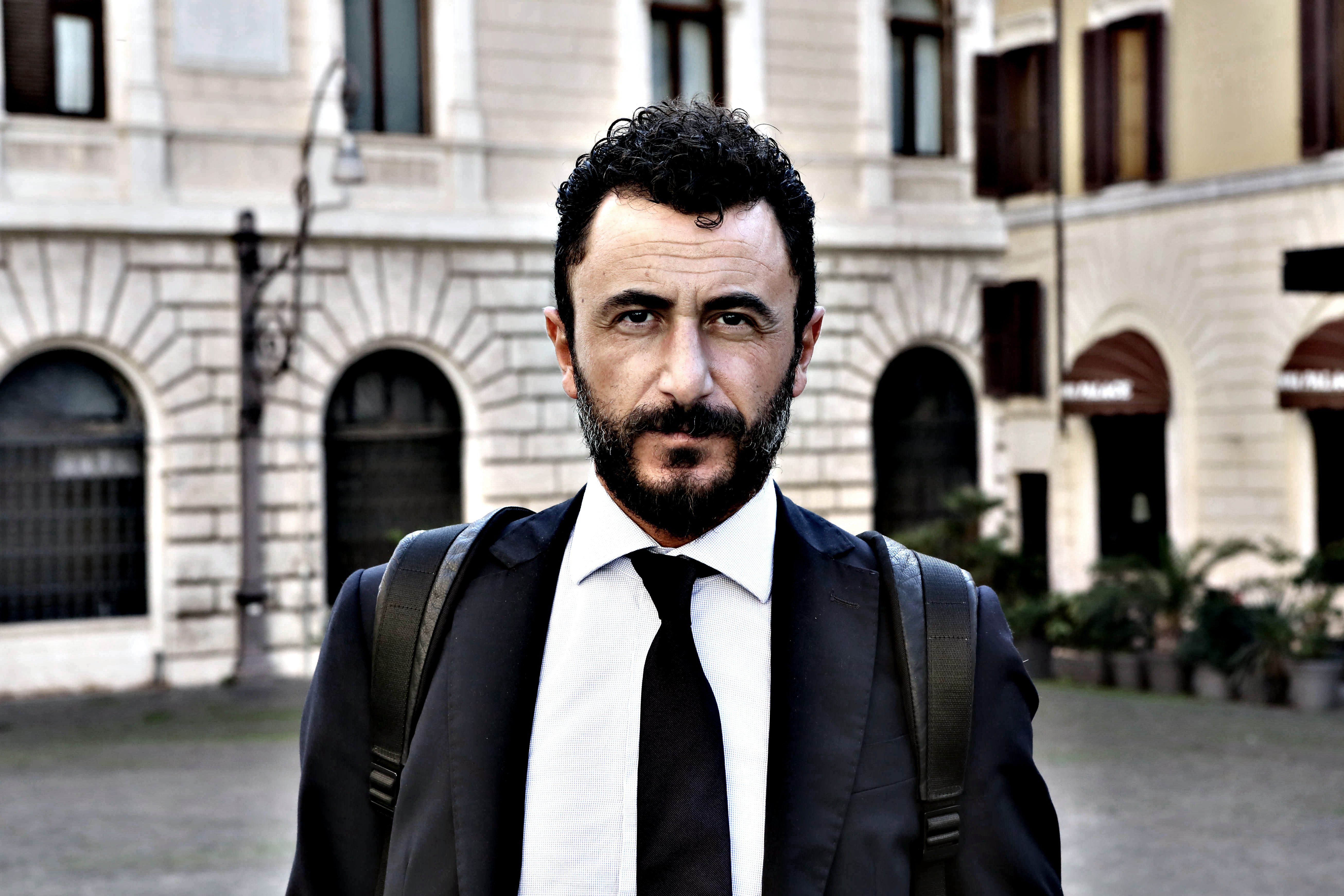 Ritirate sei armi al deputato «pistolero»