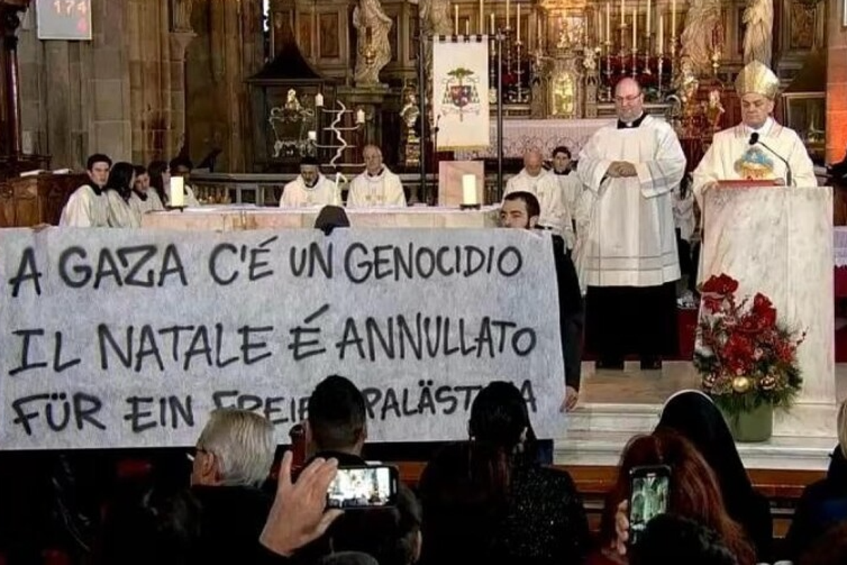 Nuovo blitz a messa: stavolta per la Palestina