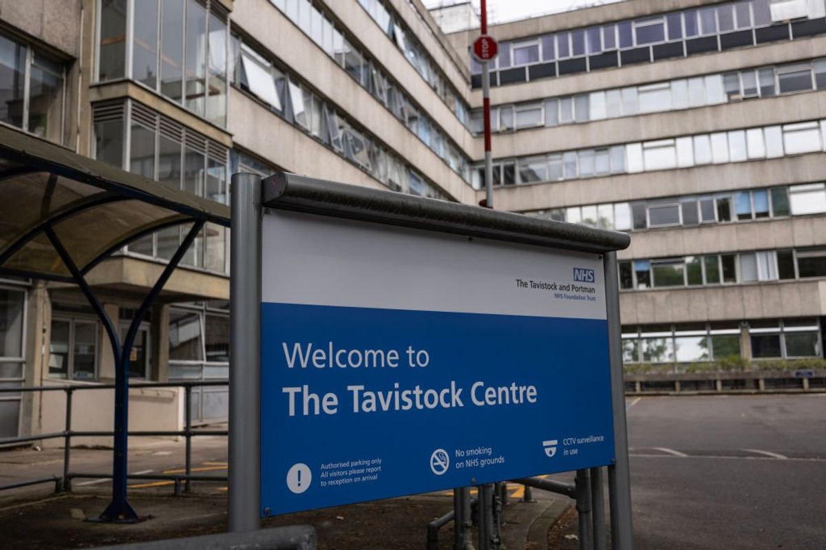 Cliniche per baby trans, Londra tira il freno