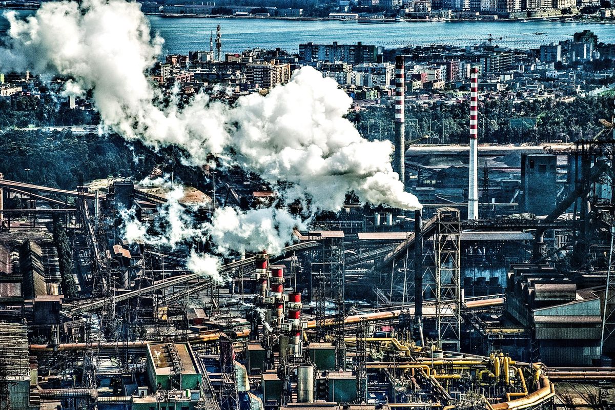 Su Ilva piomba il caos delle cordate e in fabbrica arrivano i carabinieri