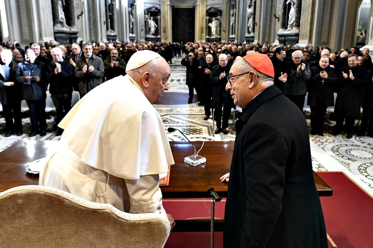 Ancora caos sulle benedizioni gay:  «Alle persone, non ai gruppi Lgbt»