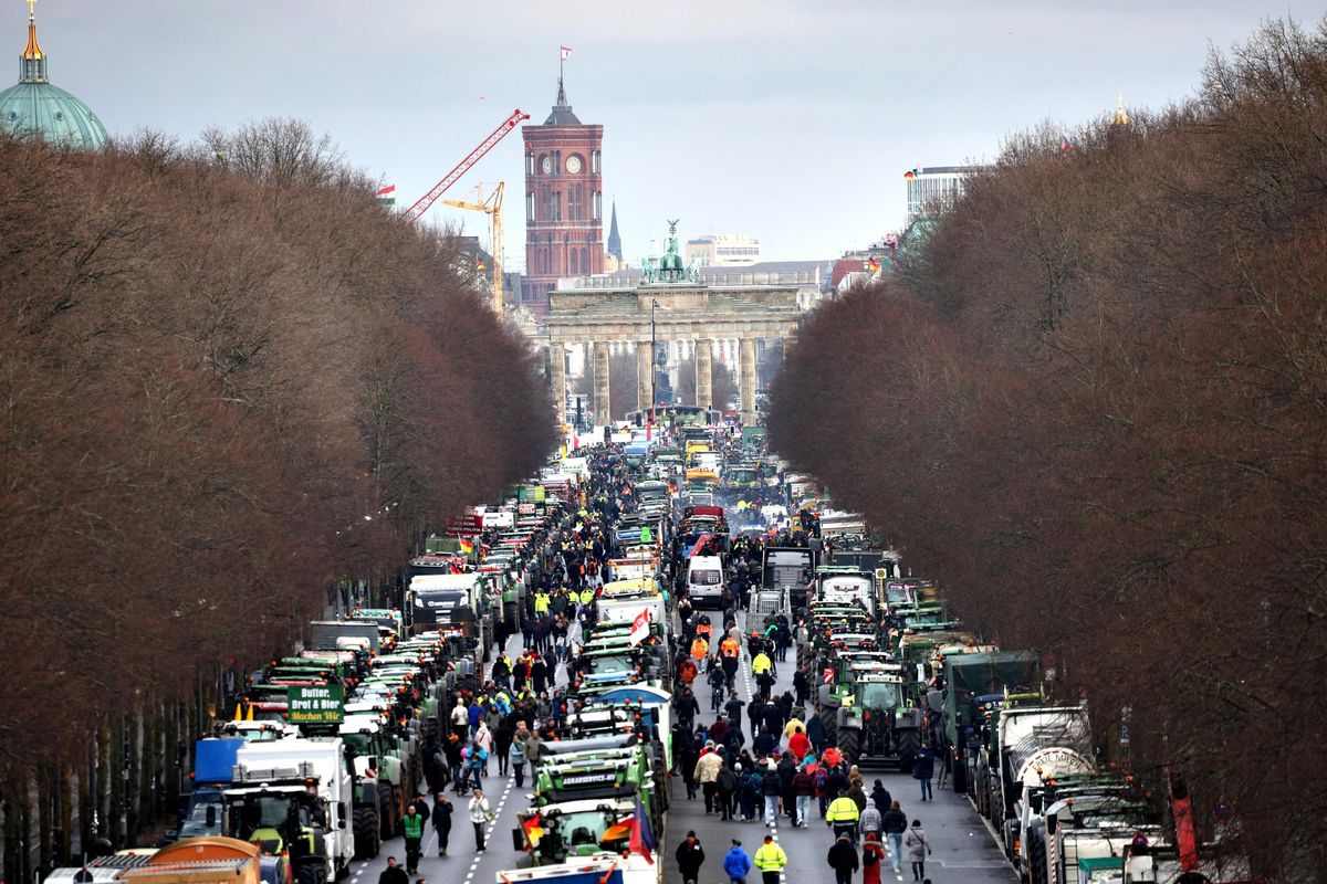 I trattori tornano a Berlino: agricoltori in marcia contro il taglio ai sussidi