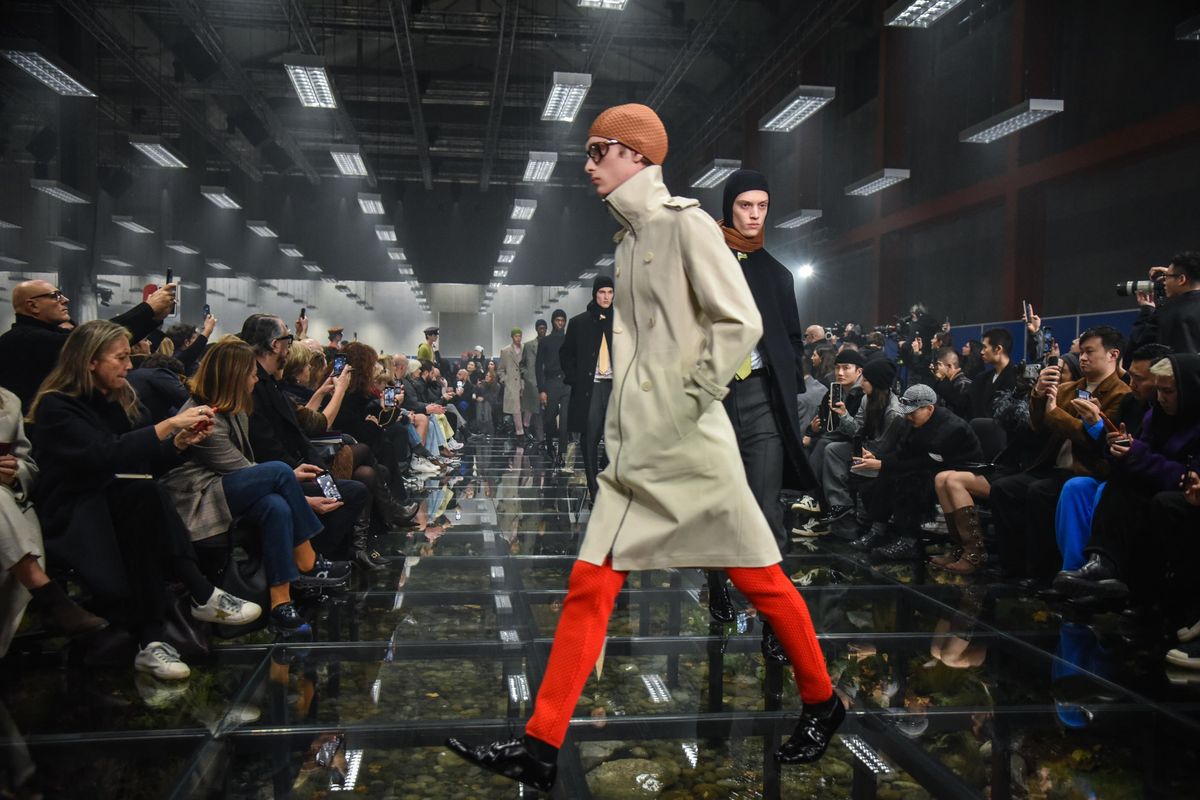 In passerella a Milano trionfa l’uomo elegante connesso con la natura