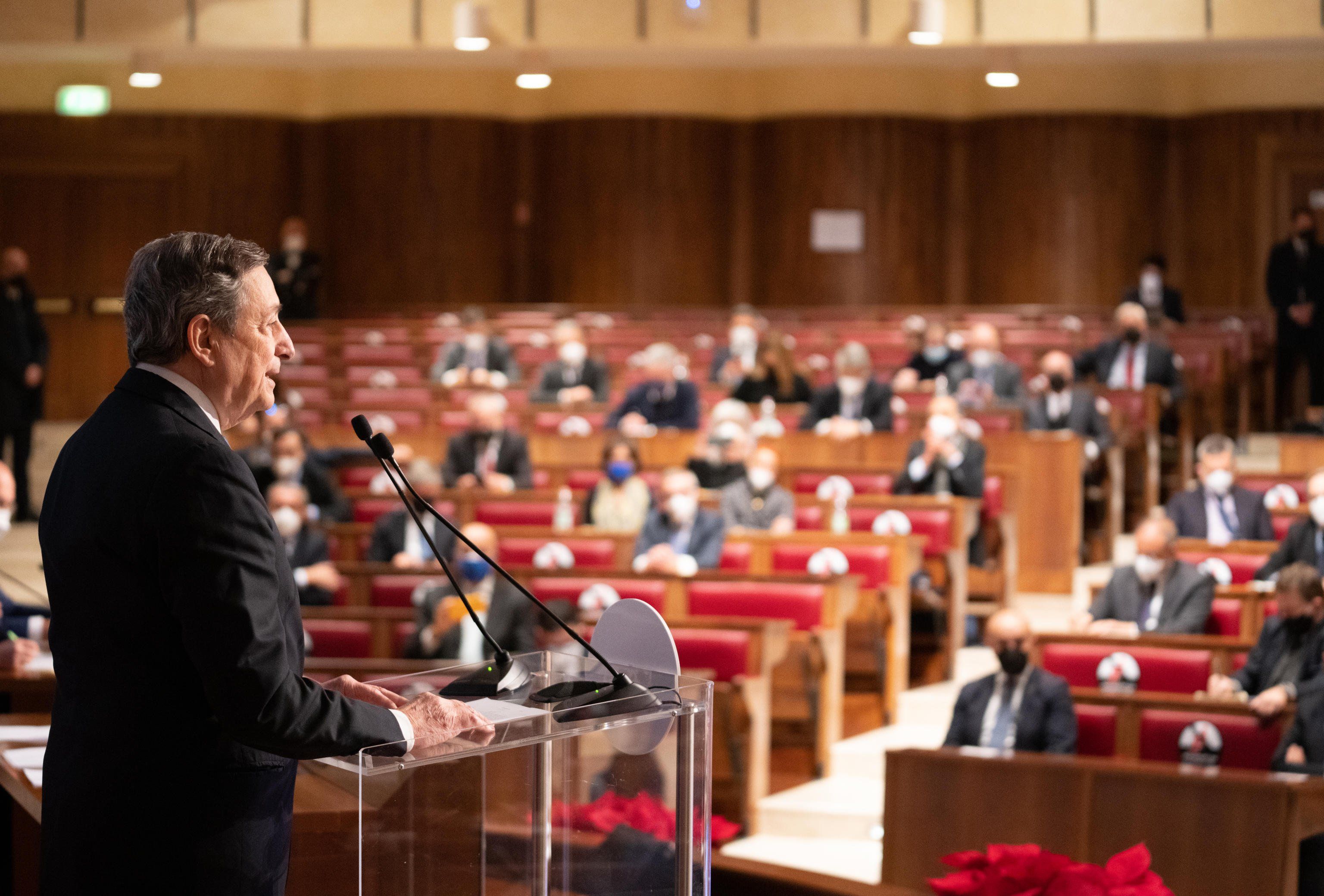 Oggi urlano alla «legge bavaglio» ma ieri lustravano le scarpe a Draghi