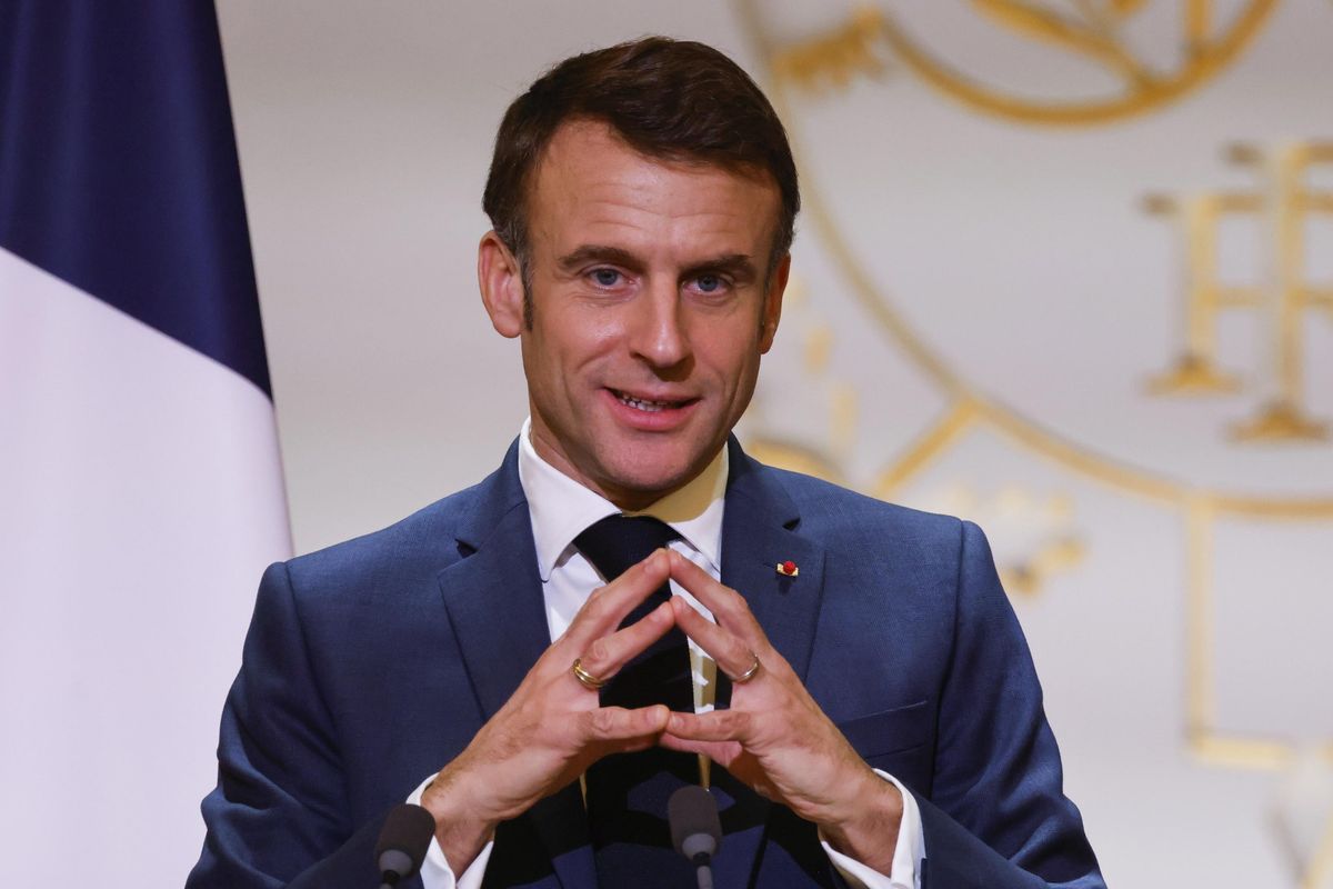 Macron in picchiata è pronto a decapitare il premier francese