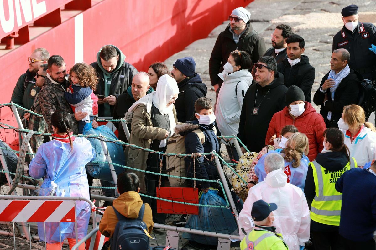 Ora che tocca ai Comuni mantenerli i «rossi» frignano sui baby migranti