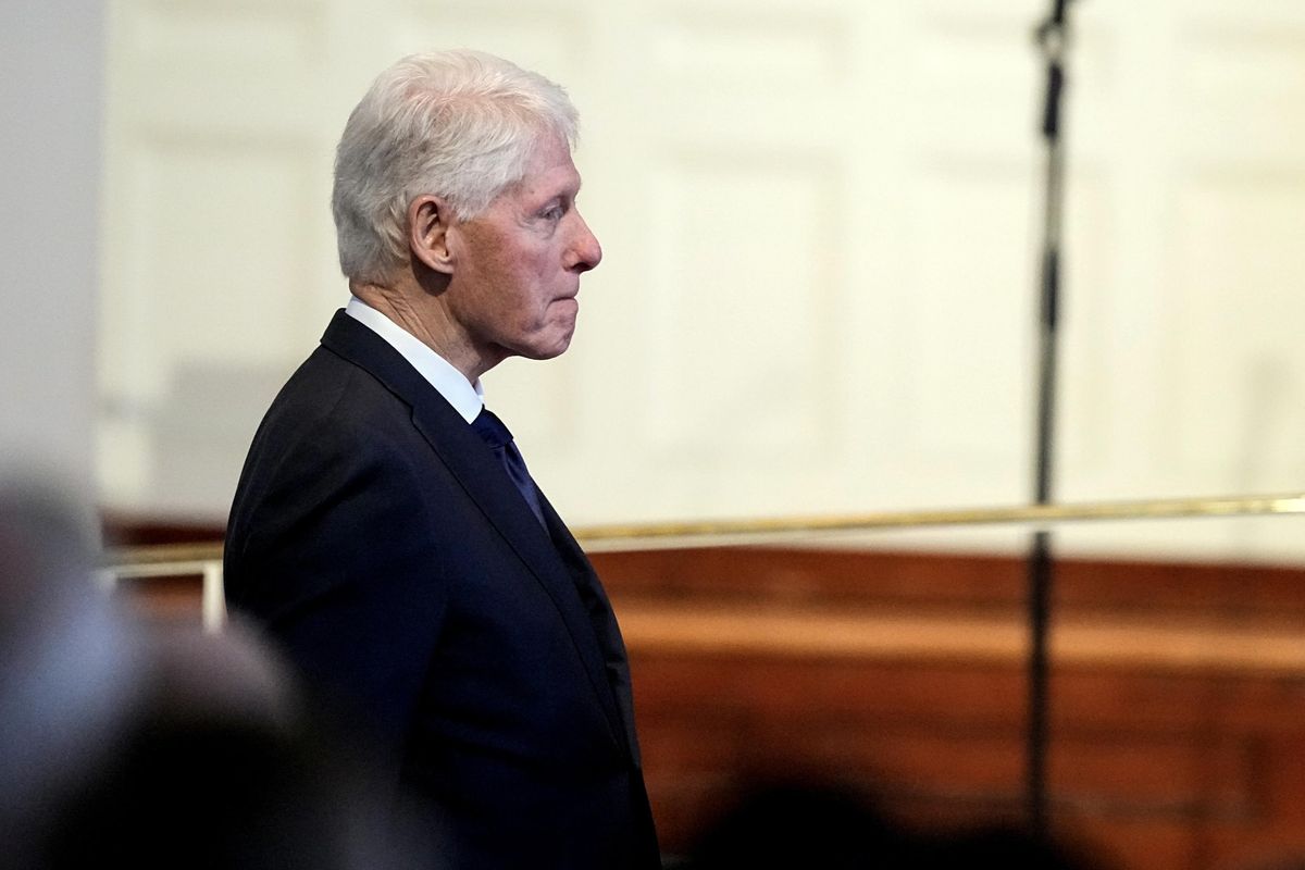 Spunta la mail della vittima di Epstein: «Per coprirlo Clinton minacciò i cronisti»