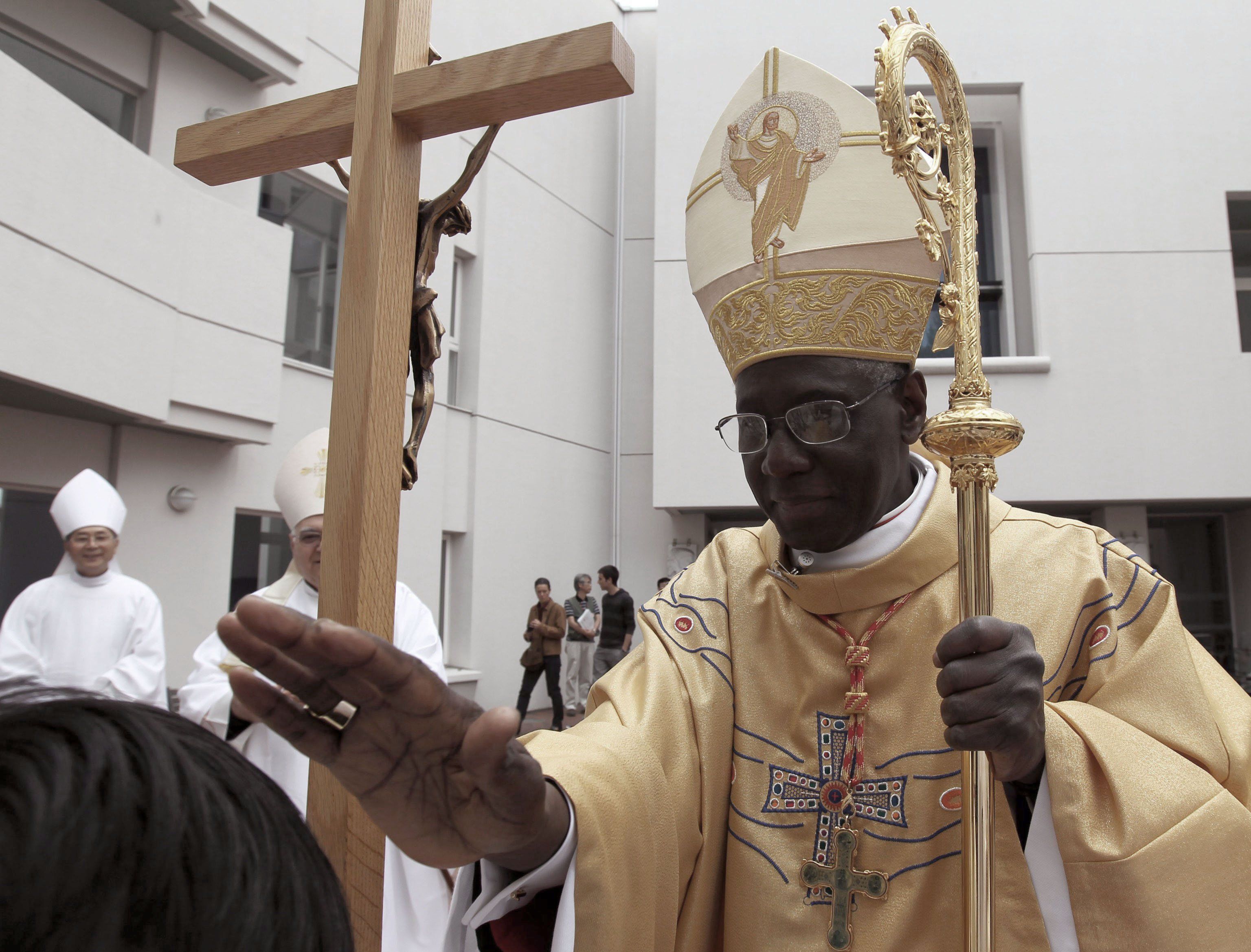 Randellata del cardinale africano: «Benedizioni gay opera del diavolo»