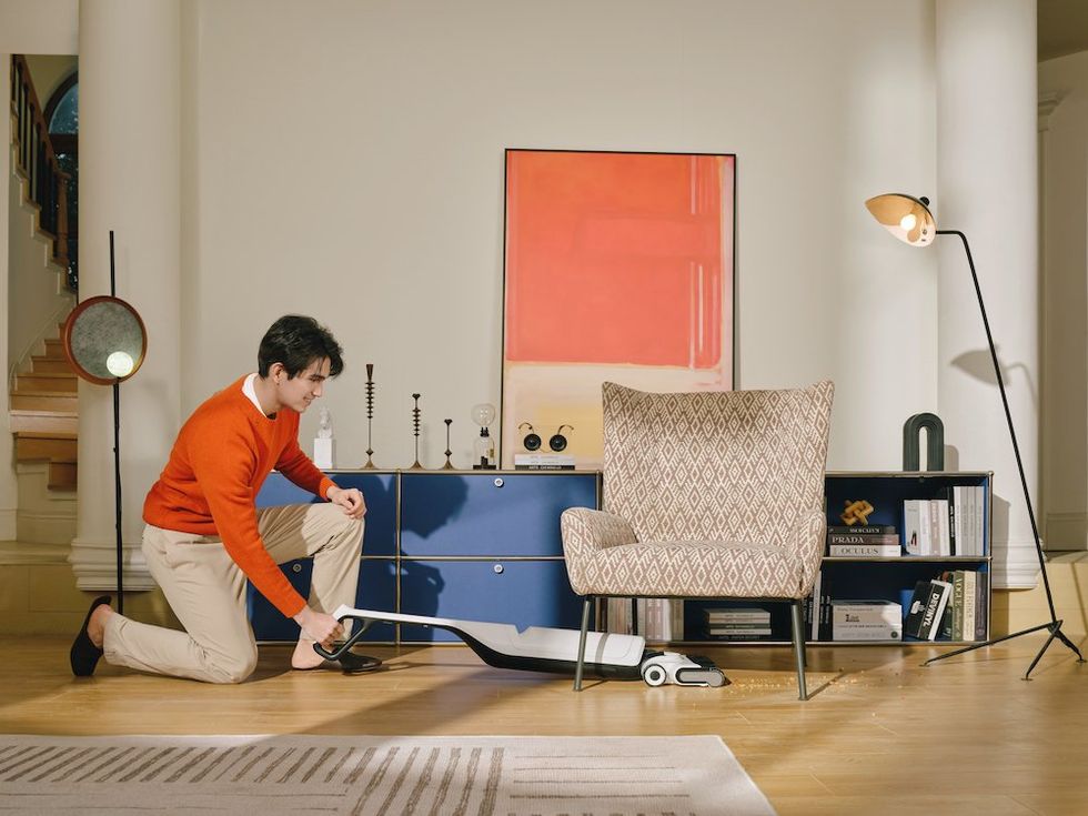 a photo of a man using Roborock Flexiu Series vacuum