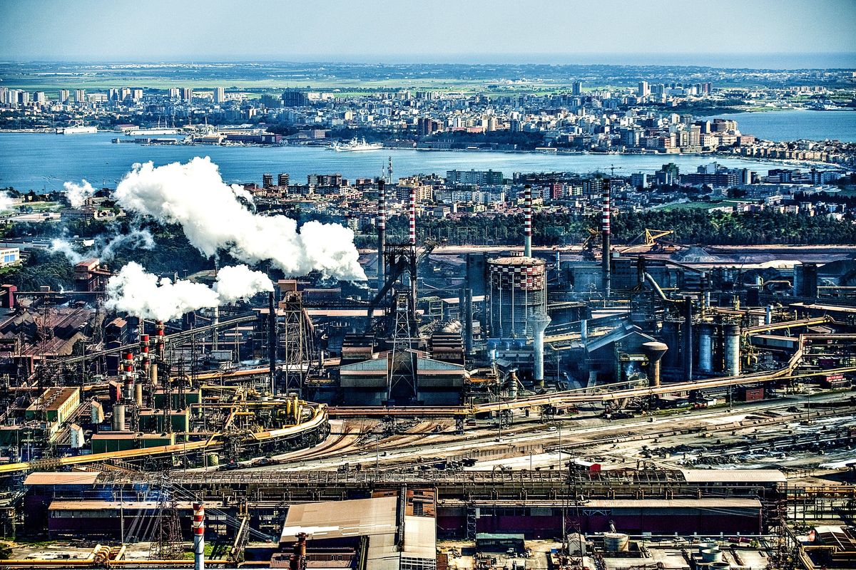 Gli indiani fanno saltare l’acciaio italiano: l’ex Ilva in gestione straordinaria