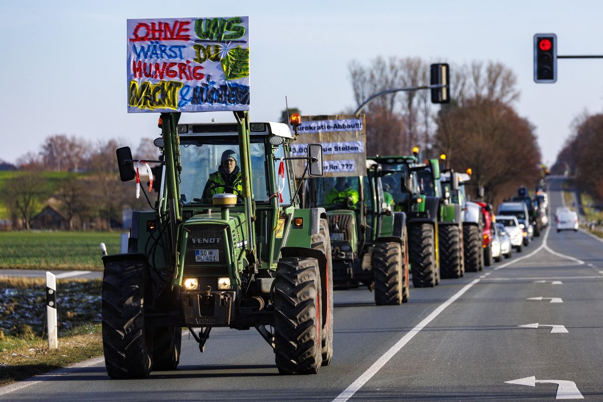 Scholz frena sui tagli all’agricoltura. Ma i trattori bloccano la Germania