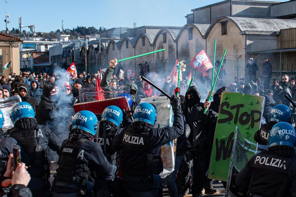 I centri sociali attaccano gli ebrei. Scontri con la polizia alla Fiera di Vicenza