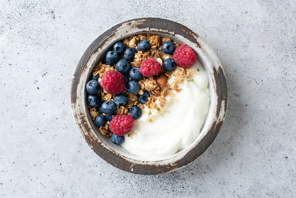 Yogurt-bowl-granola-mixed-berries