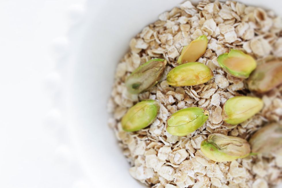 Healthy-food-oatmeal-topped-with-pistachios