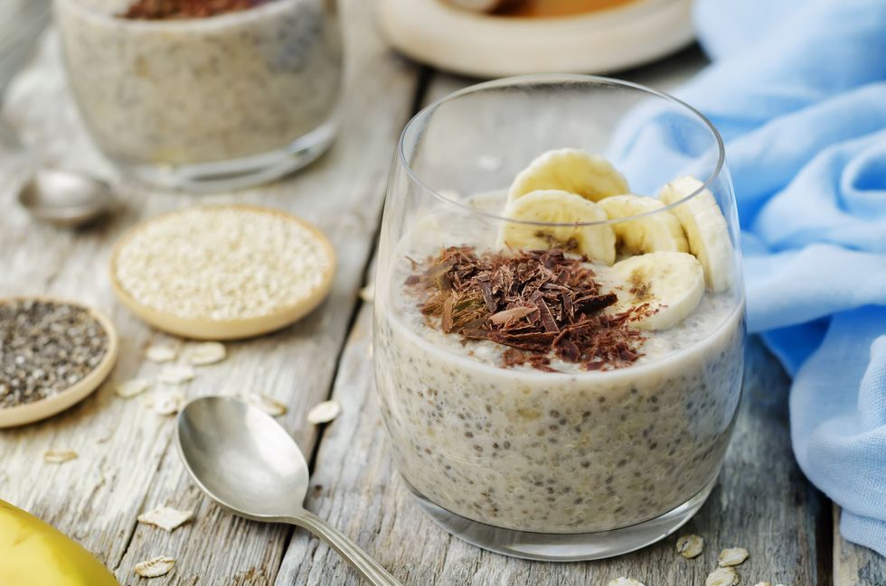 Overnight-banana-oats-quinoa-Chia-seed-pudding-decorated-with-fresh-banana-slices-and-chocolate