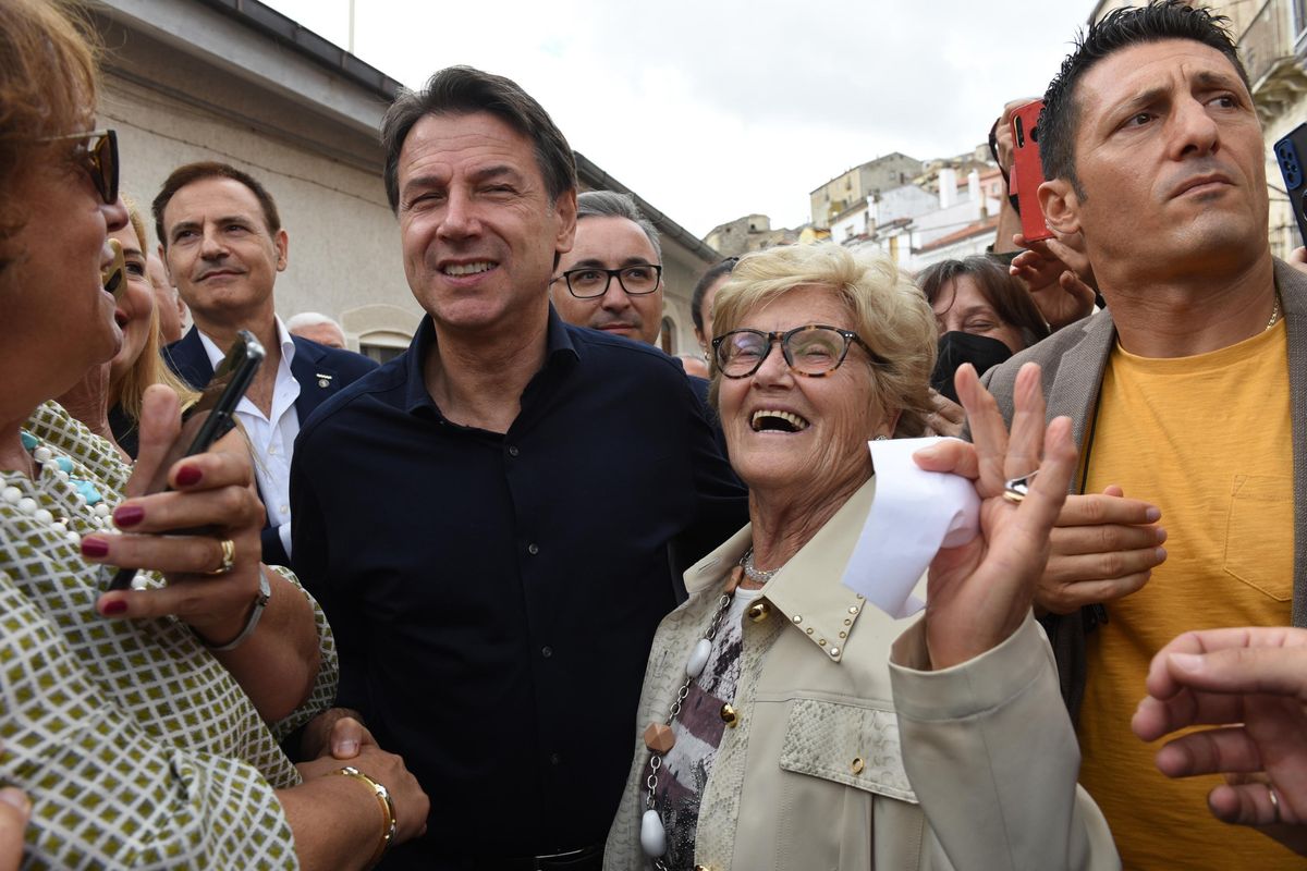 Il miracolo di Conte: sul suo paesino di 365 abitanti piovono 25 milioni