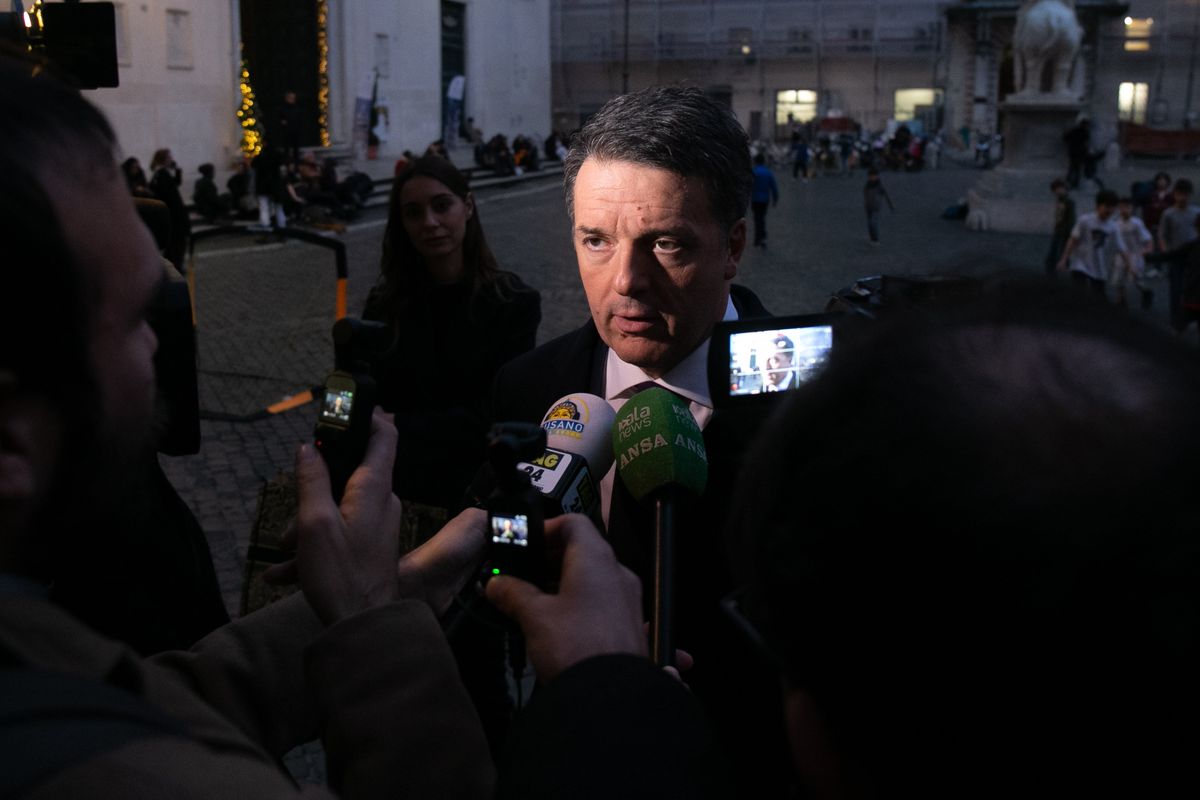 Renzi cacciò i critici e ora fa il paladino della libera stampa