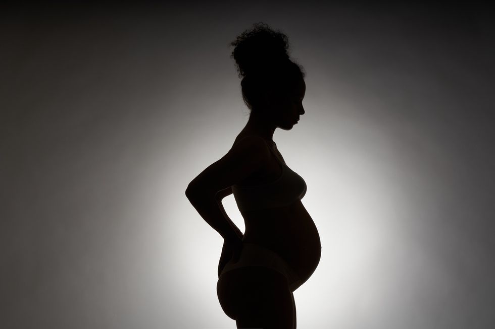 Silhouette-of-the-side-profile-of-a-naked-pregnant-woman