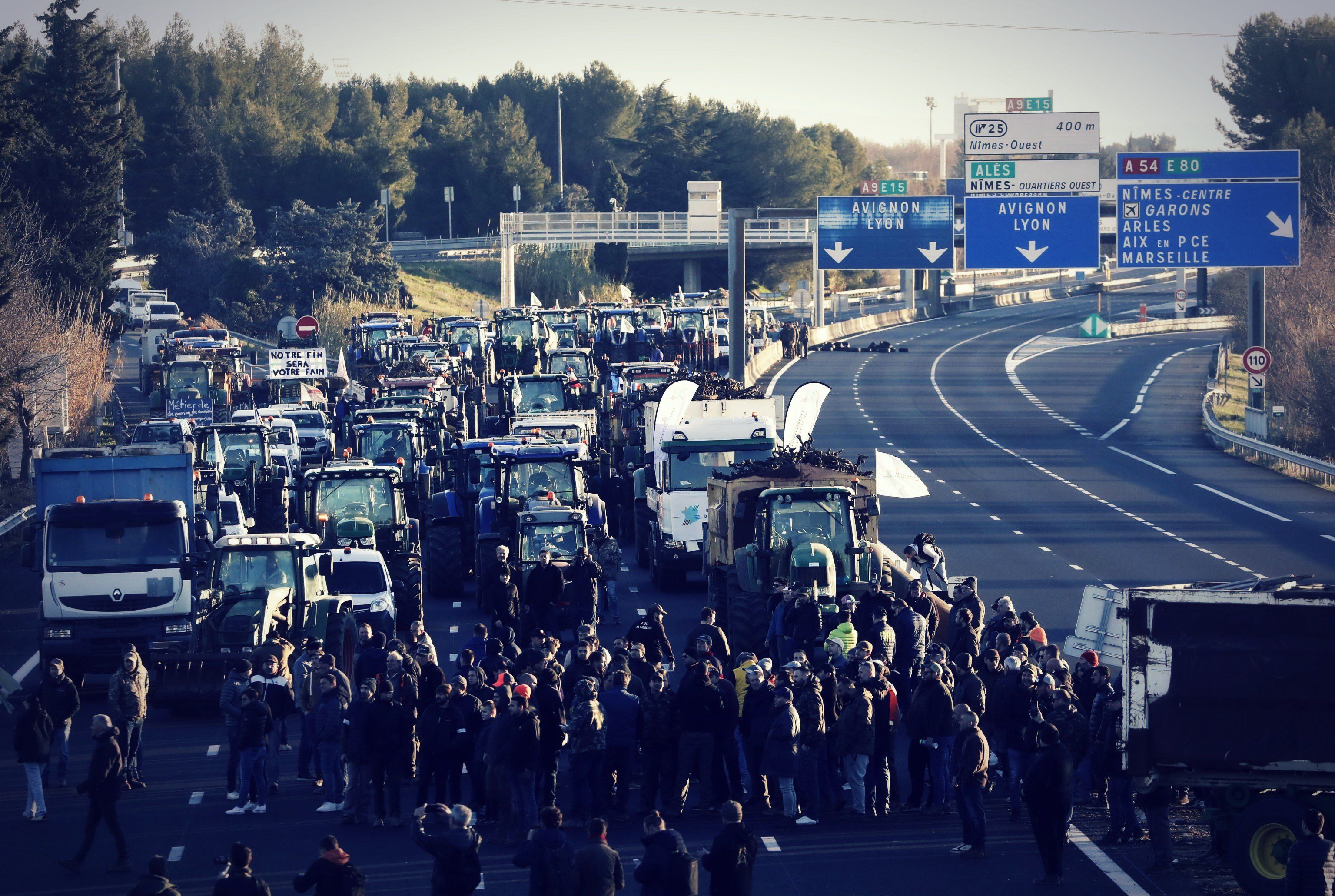 La stampa di sinistra usa la solita gogna. «Sono nazi e no vax»