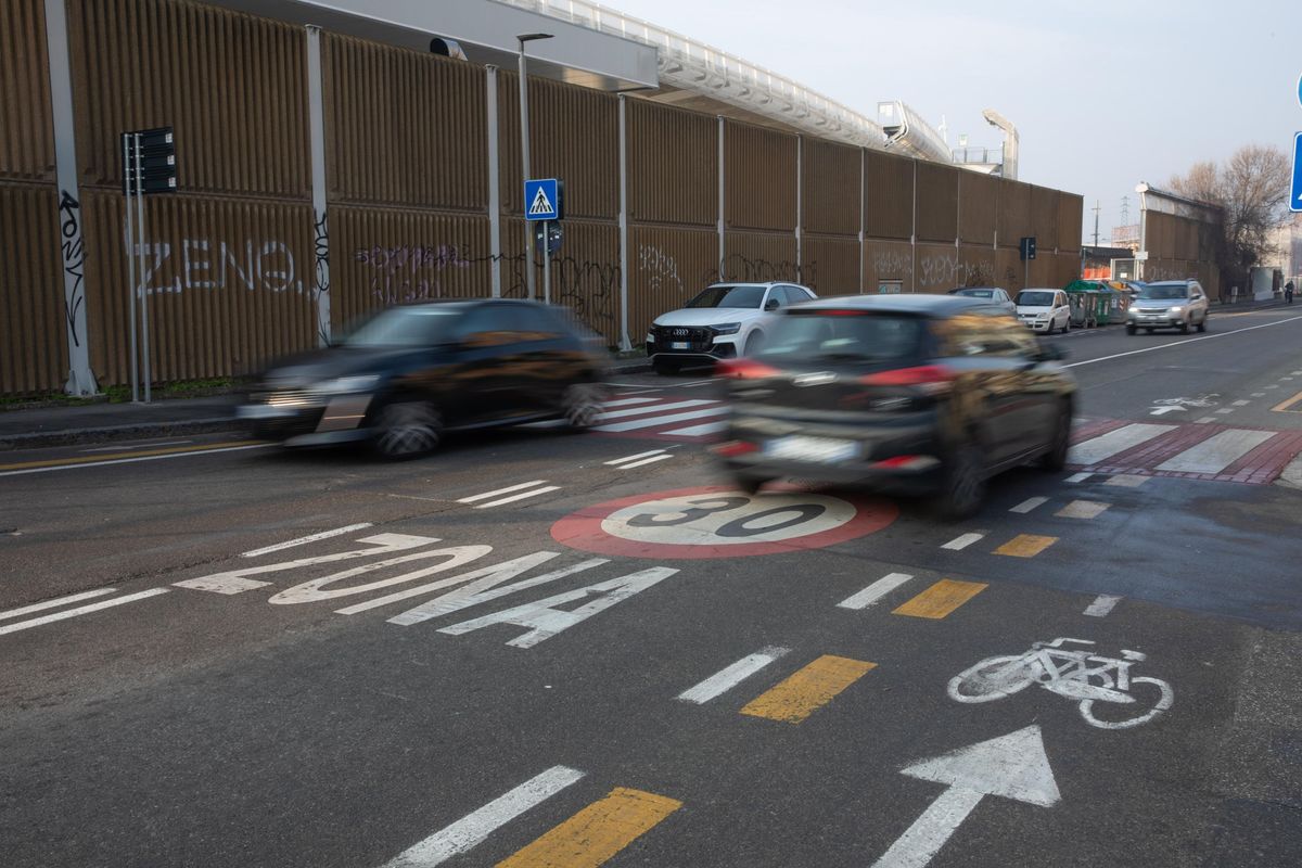 Bologna si ingolfa con i 30 km orari. Ingorghi, disagi, multe e proteste