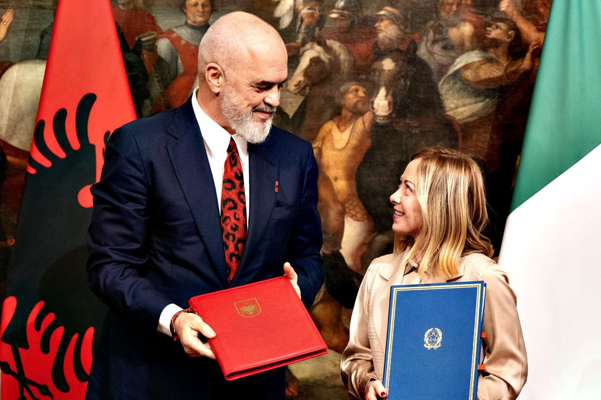 La commissione approva l'accordo Italia-Albania sui migranti, l'opposizione «rosica» e se ne va