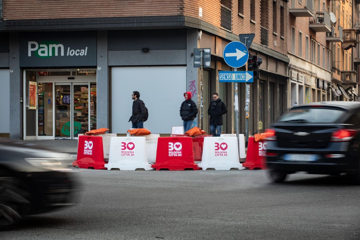 Bologna ancora paralizzata. E il Pd si spacca