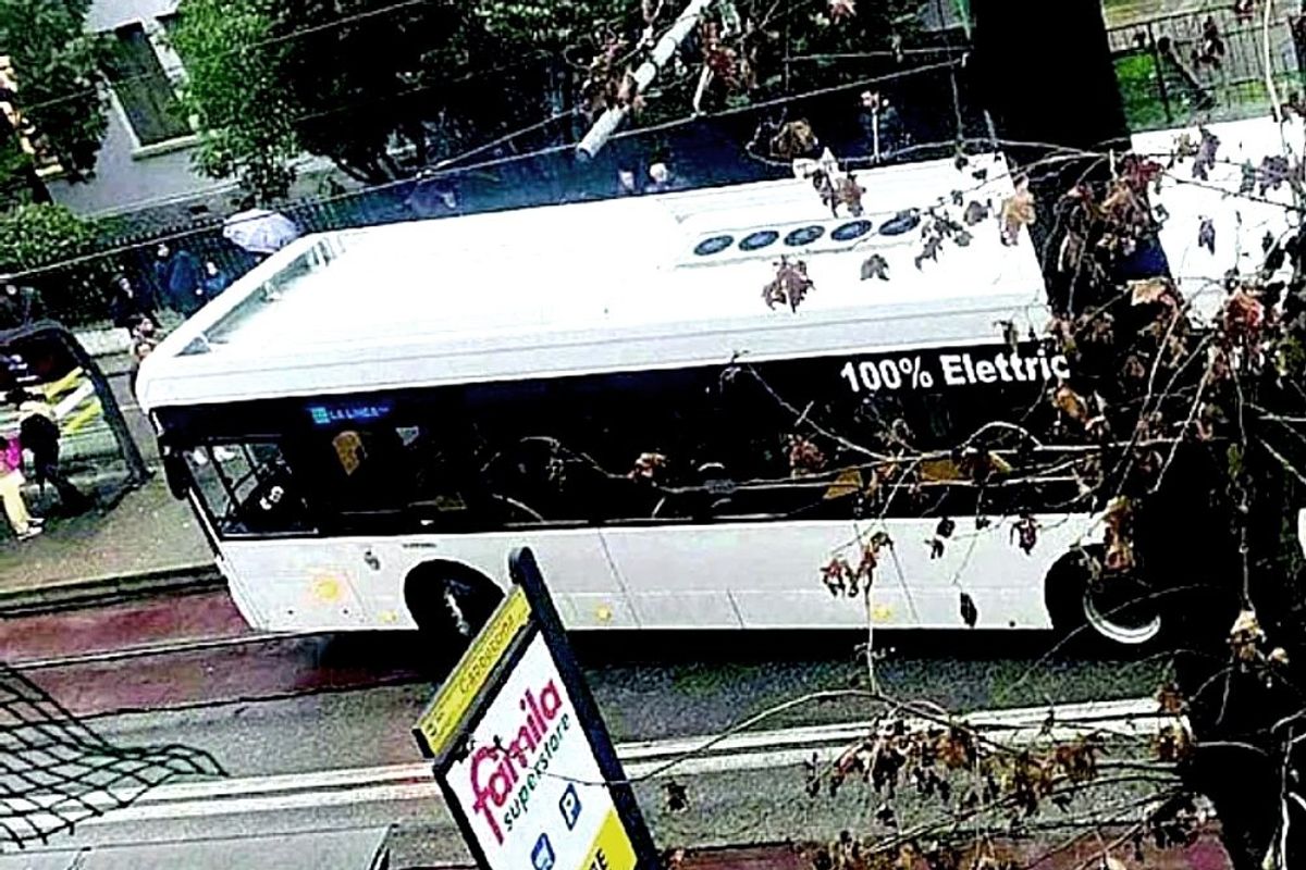 Bus elettrico fuori strada a Mestre. È il terzo incidente con i mezzi cinesi