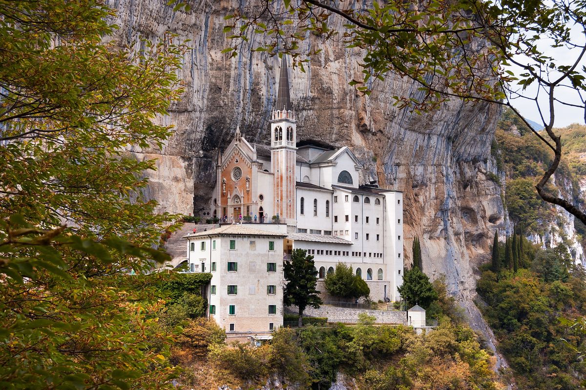 Luoghi a strapiombo in Italia, tra monasteri e strutture laiche da scoprire