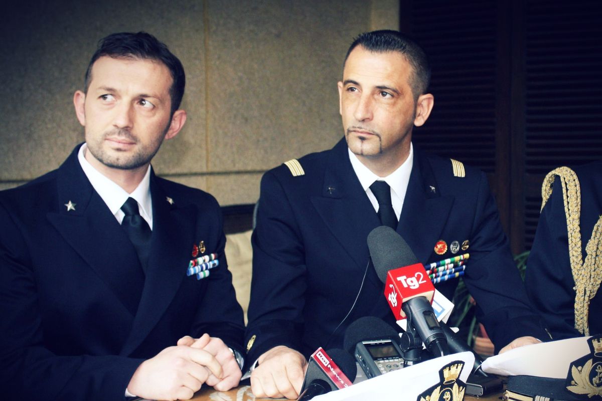 Gli inconsolabili per l’«acchiappanazi» ieri ridevano dell’umiliazione dei marò