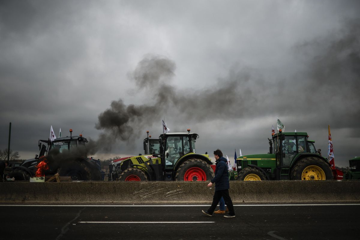 Agricoltori dentro Bruxelles. Macron ne mette 80 in cella, l’Ue capitola e offre deroghe