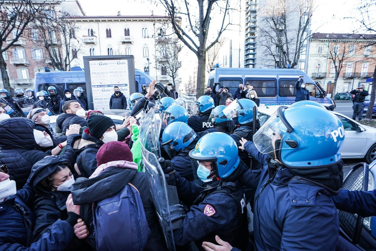Il Pd premia i violenti di Askatasuna e li nomina «bene comune» di Torino