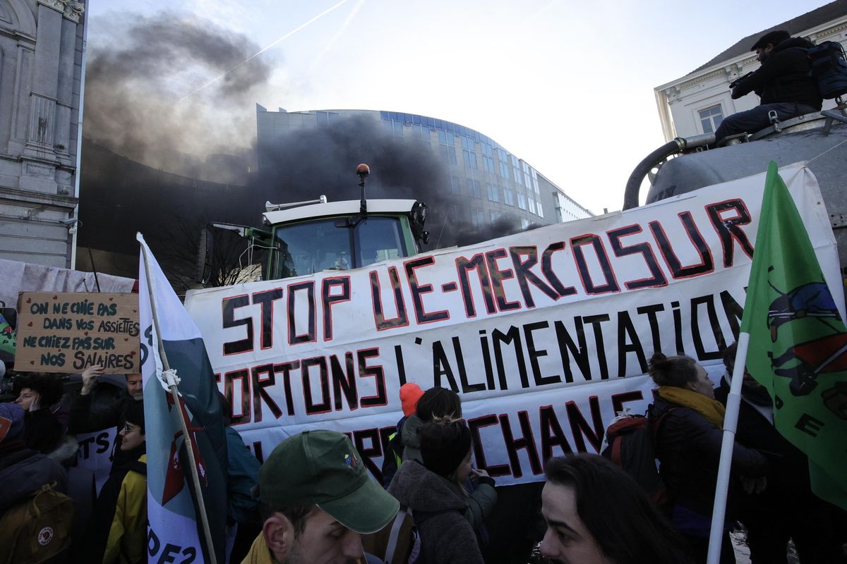 L’assedio dei trattori piega Bruxelles. Sull’Europarlamento piovono uova