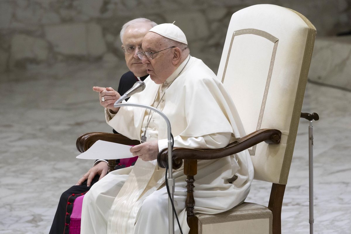 Vescovi a lezione di benedizioni ai gay. Parte dall’Irlanda l’arcobaleno del Papa