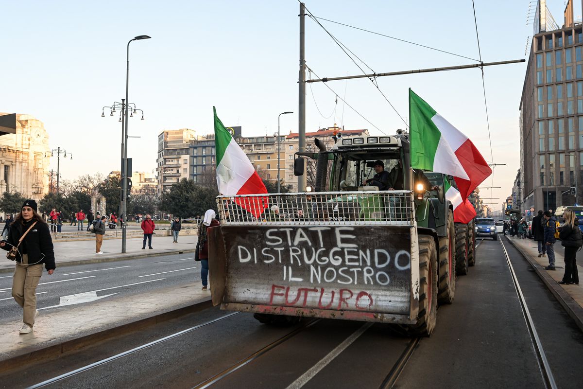 I sussidi secondo gli Agnelli: a loro sì, ai contadini no