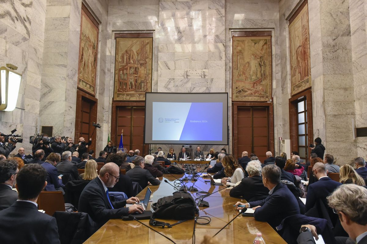 Ora Urso avverte Stellantis: incentivi se produci in Italia. Lo Stato socio costa 7 miliardi