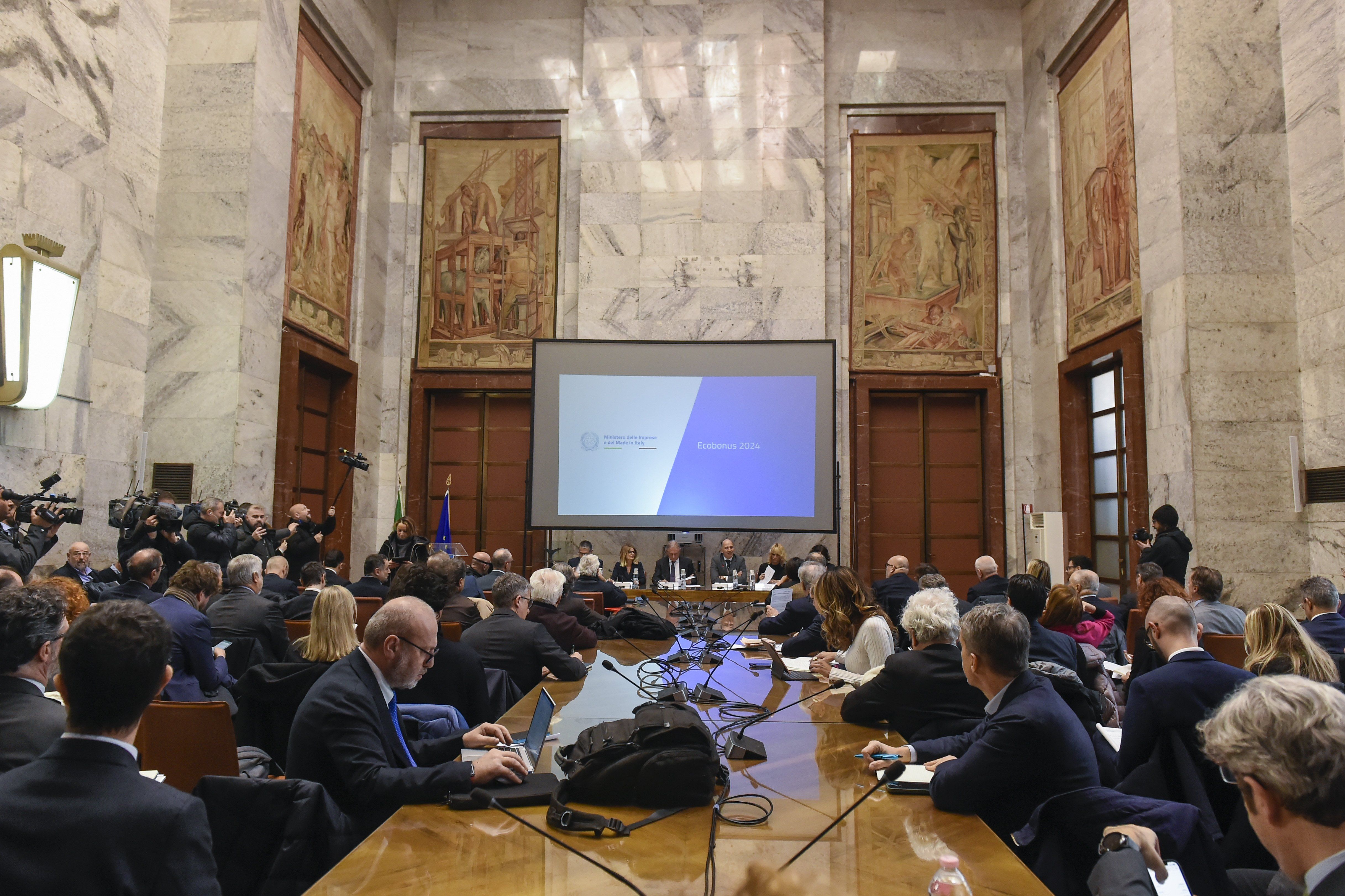 Ora Urso avverte Stellantis: incentivi se produci in Italia. Lo Stato socio costa 7 miliardi