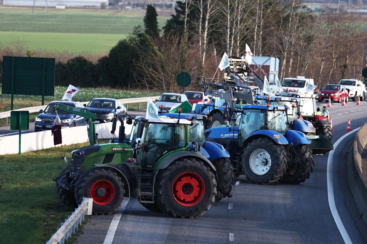 Trattori a Parigi: Macron cede ai contadini