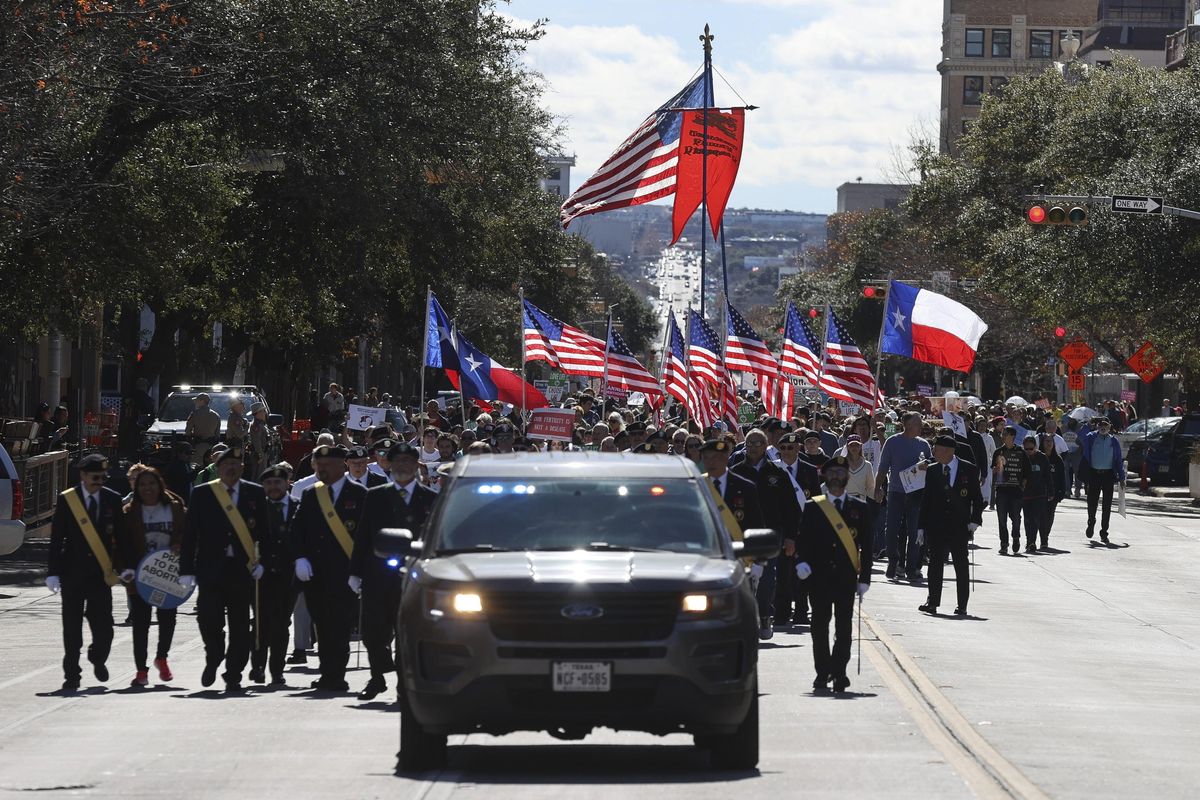 Marea di tir verso il Texas per sfidare Biden