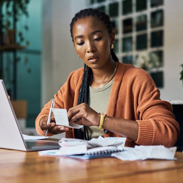 Black-woman-finances-budgeting-at-home
