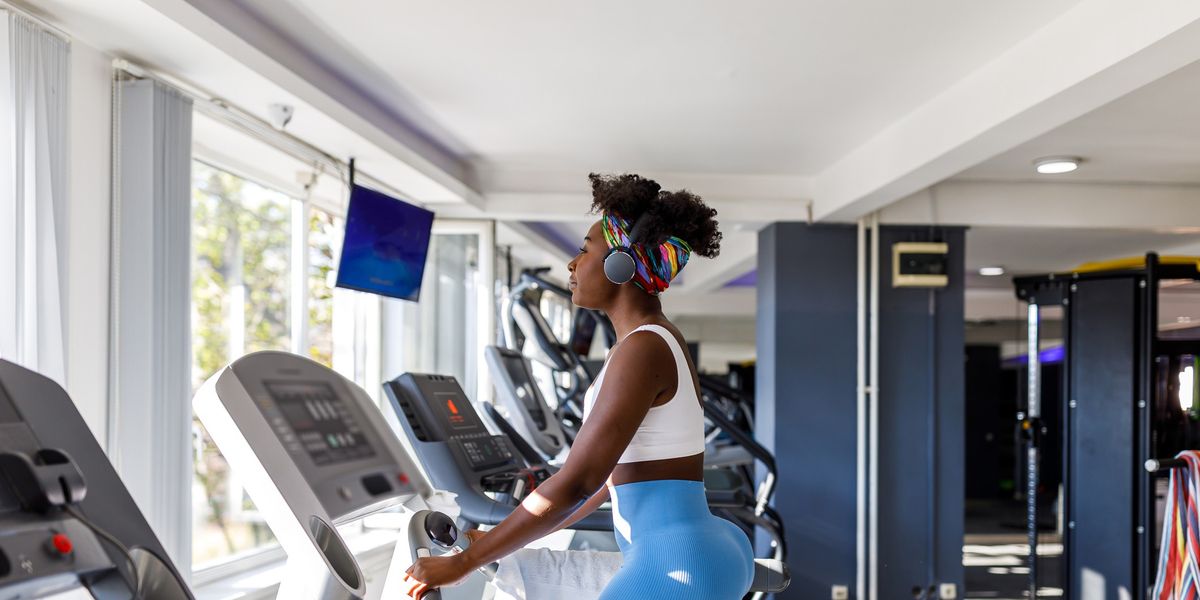 Black-woman-running-on-treadmill-listening-to-music