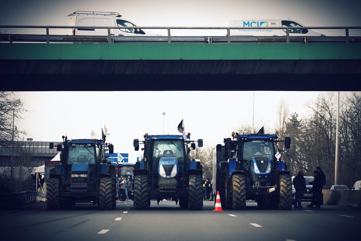 Macron schiera i tank per fermare i trattori